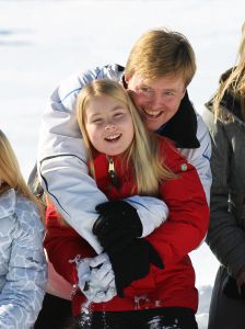 18-02-2013 KONINKLIJK HUIS: KONINKLIJKE FAMILIE IN LECH VOOR WINTERSPORT VAKANTIE.
Lech - In het Oostenrijkse Lech was maandagochtend om 10 uur het fotomoment van de koninklijke familie. Prinses Mabel en haar kinderen waren daar niet bij, maar zij is wel in Lech.
In het kerkje in Lech werd zondagavond een herdenkingsdienst gehouden voor prins Friso die vorig jaar ernstig gewond raakte toen hij onder een lawine terecht kwam. 

Hij ligt nog steeds met ernstig letsel in het ziekenhuis in Londen. Het fotomoment aan het begin van de wintersport vakantie was de laatste voor koningin Beatrix in de hoedanigheid als koningin. Daardoor was er veel meer pers aanwezig dan in voorgaande jaren.
foto: Albert den Iseger.