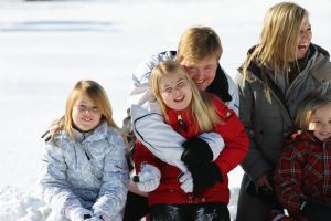18-02-2013 KONINKLIJK HUIS: KONINKLIJKE FAMILIE IN LECH VOOR WINTERSPORT VAKANTIE.
Lech - In het Oostenrijkse Lech was maandagochtend om 10 uur het fotomoment van de koninklijke familie. Prinses Mabel en haar kinderen waren daar niet bij, maar zij is wel in Lech.
In het kerkje in Lech werd zondagavond een herdenkingsdienst gehouden voor prins Friso die vorig jaar ernstig gewond raakte toen hij onder een lawine terecht kwam. 

Hij ligt nog steeds met ernstig letsel in het ziekenhuis in Londen. Het fotomoment aan het begin van de wintersport vakantie was de laatste voor koningin Beatrix in de hoedanigheid als koningin. Daardoor was er veel meer pers aanwezig dan in voorgaande jaren.
foto: Albert den Iseger.