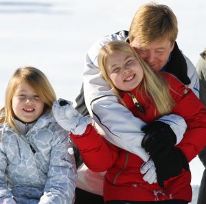 18-02-2013 KONINKLIJK HUIS: KONINKLIJKE FAMILIE IN LECH VOOR WINTERSPORT VAKANTIE.
Lech - In het Oostenrijkse Lech was maandagochtend om 10 uur het fotomoment van de koninklijke familie. Prinses Mabel en haar kinderen waren daar niet bij, maar zij is wel in Lech.
In het kerkje in Lech werd zondagavond een herdenkingsdienst gehouden voor prins Friso die vorig jaar ernstig gewond raakte toen hij onder een lawine terecht kwam. 

Hij ligt nog steeds met ernstig letsel in het ziekenhuis in Londen. Het fotomoment aan het begin van de wintersport vakantie was de laatste voor koningin Beatrix in de hoedanigheid als koningin. Daardoor was er veel meer pers aanwezig dan in voorgaande jaren.
foto: Albert den Iseger.