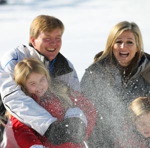 18-02-2013 KONINKLIJK HUIS: KONINKLIJKE FAMILIE IN LECH VOOR WINTERSPORT VAKANTIE.
Lech - In het Oostenrijkse Lech was maandagochtend om 10 uur het fotomoment van de koninklijke familie. Prinses Mabel en haar kinderen waren daar niet bij, maar zij is wel in Lech.
In het kerkje in Lech werd zondagavond een herdenkingsdienst gehouden voor prins Friso die vorig jaar ernstig gewond raakte toen hij onder een lawine terecht kwam. 

Hij ligt nog steeds met ernstig letsel in het ziekenhuis in Londen. Het fotomoment aan het begin van de wintersport vakantie was de laatste voor koningin Beatrix in de hoedanigheid als koningin. Daardoor was er veel meer pers aanwezig dan in voorgaande jaren.
foto: Albert den Iseger.