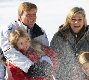 18-02-2013 KONINKLIJK HUIS: KONINKLIJKE FAMILIE IN LECH VOOR WINTERSPORT VAKANTIE.
Lech - In het Oostenrijkse Lech was maandagochtend om 10 uur het fotomoment van de koninklijke familie. Prinses Mabel en haar kinderen waren daar niet bij, maar zij is wel in Lech.
In het kerkje in Lech werd zondagavond een herdenkingsdienst gehouden voor prins Friso die vorig jaar ernstig gewond raakte toen hij onder een lawine terecht kwam. 

Hij ligt nog steeds met ernstig letsel in het ziekenhuis in Londen. Het fotomoment aan het begin van de wintersport vakantie was de laatste voor koningin Beatrix in de hoedanigheid als koningin. Daardoor was er veel meer pers aanwezig dan in voorgaande jaren.
foto: Albert den Iseger.
