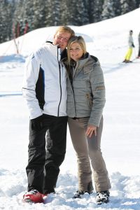 18-02-2013 KONINKLIJK HUIS: KONINKLIJKE FAMILIE IN LECH VOOR WINTERSPORT VAKANTIE.
Lech - In het Oostenrijkse Lech was maandagochtend om 10 uur het fotomoment van de koninklijke familie. Prinses Mabel en haar kinderen waren daar niet bij, maar zij is wel in Lech.
In het kerkje in Lech werd zondagavond een herdenkingsdienst gehouden voor prins Friso die vorig jaar ernstig gewond raakte toen hij onder een lawine terecht kwam. 

Hij ligt nog steeds met ernstig letsel in het ziekenhuis in Londen. Het fotomoment aan het begin van de wintersport vakantie was de laatste voor koningin Beatrix in de hoedanigheid als koningin. Daardoor was er veel meer pers aanwezig dan in voorgaande jaren.
foto: Albert den Iseger.
