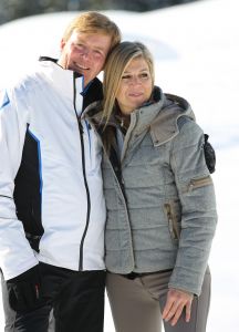 18-02-2013 KONINKLIJK HUIS: KONINKLIJKE FAMILIE IN LECH VOOR WINTERSPORT VAKANTIE.
Lech - In het Oostenrijkse Lech was maandagochtend om 10 uur het fotomoment van de koninklijke familie. Prinses Mabel en haar kinderen waren daar niet bij, maar zij is wel in Lech.
In het kerkje in Lech werd zondagavond een herdenkingsdienst gehouden voor prins Friso die vorig jaar ernstig gewond raakte toen hij onder een lawine terecht kwam. 

Hij ligt nog steeds met ernstig letsel in het ziekenhuis in Londen. Het fotomoment aan het begin van de wintersport vakantie was de laatste voor koningin Beatrix in de hoedanigheid als koningin. Daardoor was er veel meer pers aanwezig dan in voorgaande jaren.
foto: Albert den Iseger.