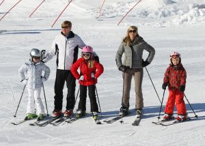 18-02-2013 KONINKLIJK HUIS: KONINKLIJKE FAMILIE IN LECH VOOR WINTERSPORT VAKANTIE.
Lech - In het Oostenrijkse Lech was maandagochtend om 10 uur het fotomoment van de koninklijke familie. Prinses Mabel en haar kinderen waren daar niet bij, maar zij is wel in Lech.
In het kerkje in Lech werd zondagavond een herdenkingsdienst gehouden voor prins Friso die vorig jaar ernstig gewond raakte toen hij onder een lawine terecht kwam. 

Hij ligt nog steeds met ernstig letsel in het ziekenhuis in Londen. Het fotomoment aan het begin van de wintersport vakantie was de laatste voor koningin Beatrix in de hoedanigheid als koningin. Daardoor was er veel meer pers aanwezig dan in voorgaande jaren.
foto: Albert den Iseger.