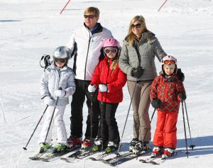 18-02-2013 KONINKLIJK HUIS: KONINKLIJKE FAMILIE IN LECH VOOR WINTERSPORT VAKANTIE.
Lech - In het Oostenrijkse Lech was maandagochtend om 10 uur het fotomoment van de koninklijke familie. Prinses Mabel en haar kinderen waren daar niet bij, maar zij is wel in Lech.
In het kerkje in Lech werd zondagavond een herdenkingsdienst gehouden voor prins Friso die vorig jaar ernstig gewond raakte toen hij onder een lawine terecht kwam. 

Hij ligt nog steeds met ernstig letsel in het ziekenhuis in Londen. Het fotomoment aan het begin van de wintersport vakantie was de laatste voor koningin Beatrix in de hoedanigheid als koningin. Daardoor was er veel meer pers aanwezig dan in voorgaande jaren.
foto: Albert den Iseger.