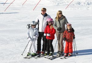 18-02-2013 KONINKLIJK HUIS: KONINKLIJKE FAMILIE IN LECH VOOR WINTERSPORT VAKANTIE.
Lech - In het Oostenrijkse Lech was maandagochtend om 10 uur het fotomoment van de koninklijke familie. Prinses Mabel en haar kinderen waren daar niet bij, maar zij is wel in Lech.
In het kerkje in Lech werd zondagavond een herdenkingsdienst gehouden voor prins Friso die vorig jaar ernstig gewond raakte toen hij onder een lawine terecht kwam. 

Hij ligt nog steeds met ernstig letsel in het ziekenhuis in Londen. Het fotomoment aan het begin van de wintersport vakantie was de laatste voor koningin Beatrix in de hoedanigheid als koningin. Daardoor was er veel meer pers aanwezig dan in voorgaande jaren.
foto: Albert den Iseger.