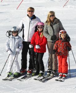 18-02-2013 KONINKLIJK HUIS: KONINKLIJKE FAMILIE IN LECH VOOR WINTERSPORT VAKANTIE.
Lech - In het Oostenrijkse Lech was maandagochtend om 10 uur het fotomoment van de koninklijke familie. Prinses Mabel en haar kinderen waren daar niet bij, maar zij is wel in Lech.
In het kerkje in Lech werd zondagavond een herdenkingsdienst gehouden voor prins Friso die vorig jaar ernstig gewond raakte toen hij onder een lawine terecht kwam. 

Hij ligt nog steeds met ernstig letsel in het ziekenhuis in Londen. Het fotomoment aan het begin van de wintersport vakantie was de laatste voor koningin Beatrix in de hoedanigheid als koningin. Daardoor was er veel meer pers aanwezig dan in voorgaande jaren.
foto: Albert den Iseger.