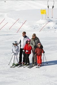 18-02-2013 KONINKLIJK HUIS: KONINKLIJKE FAMILIE IN LECH VOOR WINTERSPORT VAKANTIE.
Lech - In het Oostenrijkse Lech was maandagochtend om 10 uur het fotomoment van de koninklijke familie. Prinses Mabel en haar kinderen waren daar niet bij, maar zij is wel in Lech.
In het kerkje in Lech werd zondagavond een herdenkingsdienst gehouden voor prins Friso die vorig jaar ernstig gewond raakte toen hij onder een lawine terecht kwam. 

Hij ligt nog steeds met ernstig letsel in het ziekenhuis in Londen. Het fotomoment aan het begin van de wintersport vakantie was de laatste voor koningin Beatrix in de hoedanigheid als koningin. Daardoor was er veel meer pers aanwezig dan in voorgaande jaren.
foto: Albert den Iseger.