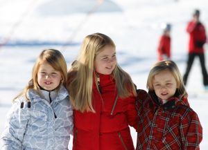 18-02-2013 KONINKLIJK HUIS: KONINKLIJKE FAMILIE IN LECH VOOR WINTERSPORT VAKANTIE.
Lech - In het Oostenrijkse Lech was maandagochtend om 10 uur het fotomoment van de koninklijke familie. Prinses Mabel en haar kinderen waren daar niet bij, maar zij is wel in Lech.
In het kerkje in Lech werd zondagavond een herdenkingsdienst gehouden voor prins Friso die vorig jaar ernstig gewond raakte toen hij onder een lawine terecht kwam. 

Hij ligt nog steeds met ernstig letsel in het ziekenhuis in Londen. Het fotomoment aan het begin van de wintersport vakantie was de laatste voor koningin Beatrix in de hoedanigheid als koningin. Daardoor was er veel meer pers aanwezig dan in voorgaande jaren.
foto: Albert den Iseger.