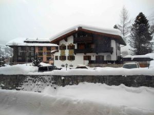           18-02-2013 KONINKLIJK HUIS: KONINKLIJKE FAMILIE IN LECH VOOR WINTERSPORT VAKANTIE.
Lech - In het Oostenrijkse Lech was maandagochtend om 10 uur het fotomoment van de koninklijke familie. Prinses Mabel en haar kinderen waren daar niet bij, maar zij is wel in Lech.
In het kerkje in Lech werd zondagavond een herdenkingsdienst gehouden voor prins Friso die vorig jaar ernstig gewond raakte toen hij onder een lawine terecht kwam. 

Hij ligt nog steeds met ernstig letsel in het ziekenhuis in Londen. Het fotomoment aan het begin van de wintersport vakantie was de laatste voor koningin Beatrix in de hoedanigheid als koningin. Daardoor was er veel meer pers aanwezig dan in voorgaande jaren.
foto: Albert den Iseger.