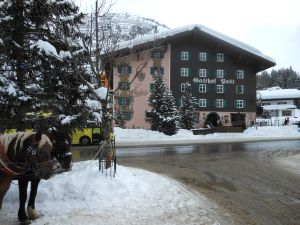           18-02-2013 KONINKLIJK HUIS: KONINKLIJKE FAMILIE IN LECH VOOR WINTERSPORT VAKANTIE.
Lech - In het Oostenrijkse Lech was maandagochtend om 10 uur het fotomoment van de koninklijke familie. Prinses Mabel en haar kinderen waren daar niet bij, maar zij is wel in Lech.
In het kerkje in Lech werd zondagavond een herdenkingsdienst gehouden voor prins Friso die vorig jaar ernstig gewond raakte toen hij onder een lawine terecht kwam. 

Hij ligt nog steeds met ernstig letsel in het ziekenhuis in Londen. Het fotomoment aan het begin van de wintersport vakantie was de laatste voor koningin Beatrix in de hoedanigheid als koningin. Daardoor was er veel meer pers aanwezig dan in voorgaande jaren.
foto: Albert den Iseger.