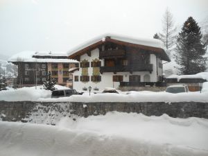           18-02-2013 KONINKLIJK HUIS: KONINKLIJKE FAMILIE IN LECH VOOR WINTERSPORT VAKANTIE.
Lech - In het Oostenrijkse Lech was maandagochtend om 10 uur het fotomoment van de koninklijke familie. Prinses Mabel en haar kinderen waren daar niet bij, maar zij is wel in Lech.
In het kerkje in Lech werd zondagavond een herdenkingsdienst gehouden voor prins Friso die vorig jaar ernstig gewond raakte toen hij onder een lawine terecht kwam. 

Hij ligt nog steeds met ernstig letsel in het ziekenhuis in Londen. Het fotomoment aan het begin van de wintersport vakantie was de laatste voor koningin Beatrix in de hoedanigheid als koningin. Daardoor was er veel meer pers aanwezig dan in voorgaande jaren.
foto: Albert den Iseger.