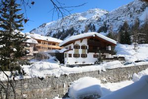 18-02-2013 KONINKLIJK HUIS: KONINKLIJKE FAMILIE IN LECH VOOR WINTERSPORT VAKANTIE.
Lech - In het Oostenrijkse Lech was maandagochtend om 10 uur het fotomoment van de koninklijke familie. Prinses Mabel en haar kinderen waren daar niet bij, maar zij is wel in Lech.
In het kerkje in Lech werd zondagavond een herdenkingsdienst gehouden voor prins Friso die vorig jaar ernstig gewond raakte toen hij onder een lawine terecht kwam. 

Hij ligt nog steeds met ernstig letsel in het ziekenhuis in Londen. Het fotomoment aan het begin van de wintersport vakantie was de laatste voor koningin Beatrix in de hoedanigheid als koningin. Daardoor was er veel meer pers aanwezig dan in voorgaande jaren.
foto: Albert den Iseger.

18-02-2013 KONINKLIJK HUIS: KONINKLIJKE FAMILIE IN LECH VOOR WINTERSPORT VAKANTIE.
Lech - In het Oostenrijkse Lech was maandagochtend om 10 uur het fotomoment van de koninklijke familie. Prinses Mabel en haar kinderen waren daar niet bij, maar zij is wel in Lech.
In het kerkje in Lech werd zondagavond een herdenkingsdienst gehouden voor prins Friso die vorig jaar ernstig gewond raakte toen hij onder een lawine terecht kwam. 

Hij ligt nog steeds met ernstig letsel in het ziekenhuis in Londen. Het fotomoment aan het begin van de wintersport vakantie was de laatste voor koningin Beatrix in de hoedanigheid als koningin. Daardoor was er veel meer pers aanwezig dan in voorgaande jaren.
foto: Albert den Iseger.

18-02-2013 KONINKLIJK HUIS: KONINKLIJKE FAMILIE IN LECH VOOR WINTERSPORT VAKANTIE.
Lech - In het Oostenrijkse Lech was maandagochtend om 10 uur het fotomoment van de koninklijke familie. Prinses Mabel en haar kinderen waren daar niet bij, maar zij is wel in Lech.
In het kerkje in Lech werd zondagavond een herdenkingsdienst gehouden voor prins Friso die vorig jaar ernstig gewond raakte toen hij onder een lawine terecht kwam. 

Hij ligt nog steeds met ernstig letsel in het ziekenhuis in Londen. Het fotomoment aan het begin van de wintersport vakantie was de laatste voor koningin Beatrix in de hoedanigheid als koningin. Daardoor was er veel meer pers aanwezig dan in voorgaande jaren.
foto: Albert den Iseger.

18-02-2013 KONINKLIJK HUIS: KONINKLIJKE FAMILIE IN LECH VOOR WINTERSPORT VAKANTIE.
Lech - In het Oostenrijkse Lech was maandagochtend om 10 uur het fotomoment van de koninklijke familie. Prinses Mabel en haar kinderen waren daar niet bij, maar zij is wel in Lech.
In het kerkje in Lech werd zondagavond een herdenkingsdienst gehouden voor prins Friso die vorig jaar ernstig gewond raakte toen hij onder een lawine terecht kwam. 

Hij ligt nog steeds met ernstig letsel in het ziekenhuis in Londen. Het fotomoment aan het begin van de wintersport vakantie was de laatste voor koningin Beatrix in de hoedanigheid als koningin. Daardoor was er veel meer pers aanwezig dan in voorgaande jaren.
foto: Albert den Iseger.

18-02-2013 KONINKLIJK HUIS: KONINKLIJKE FAMILIE IN LECH VOOR WINTERSPORT VAKANTIE.
Lech - In het Oostenrijkse Lech was maandagochtend om 10 uur het fotomoment van de koninklijke familie. Prinses Mabel en haar kinderen waren daar niet bij, maar zij is wel in Lech.
In het kerkje in Lech werd zondagavond een herdenkingsdienst gehouden voor prins Friso die vorig jaar ernstig gewond raakte toen hij onder een lawine terecht kwam. 

Hij ligt nog steeds met ernstig letsel in het ziekenhuis in Londen. Het fotomoment aan het begin van de wintersport vakantie was de laatste voor koningin Beatrix in de hoedanigheid als koningin. Daardoor was er veel meer pers aanwezig dan in voorgaande jaren.
foto: Albert den Iseger.

18-02-2013 KONINKLIJK HUIS: KONINKLIJKE FAMILIE IN LECH VOOR WINTERSPORT VAKANTIE.
Lech - In het Oostenrijkse Lech was maandagochtend om 10 uur het fotomoment van de koninklijke familie. Prinses Mabel en haar kinderen waren daar niet bij, maar zij is wel in Lech.
In het kerkje in Lech werd zondagavond een herdenkingsdienst gehouden voor prins Friso die vorig jaar ernstig gewond raakte toen hij onder een lawine terecht kwam. 

Hij ligt nog steeds met ernstig letsel in het ziekenhuis in Londen. Het fotomoment aan het begin van de wintersport vakantie was de laatste voor koningin Beatrix in de hoedanigheid als koningin. Daardoor was er veel meer pers aanwezig dan in voorgaande jaren.
foto: Albert den Iseger.

18-02-2013 KONINKLIJK HUIS: KONINKLIJKE FAMILIE IN LECH VOOR WINTERSPORT VAKANTIE.
Lech - In het Oostenrijkse Lech was maandagochtend om 10 uur het fotomoment van de koninklijke familie. Prinses Mabel en haar kinderen waren daar niet bij, maar zij is wel in Lech.
In het kerkje in Lech werd zondagavond een herdenkingsdienst gehouden voor prins Friso die vorig jaar ernstig gewond raakte toen hij onder een lawine terecht kwam. 

Hij ligt nog steeds met ernstig letsel in het ziekenhuis in Londen. Het fotomoment aan het begin van de wintersport vakantie was de laatste voor koningin Beatrix in de hoedanigheid als koningin. Daardoor was er veel meer pers aanwezig dan in voorgaande jaren.
foto: Albert den Iseger.

18-02-2013 KONINKLIJK HUIS: KONINKLIJKE FAMILIE IN LECH VOOR WINTERSPORT VAKANTIE.
Lech - In het Oostenrijkse Lech was maandagochtend om 10 uur het fotomoment van de koninklijke familie. Prinses Mabel en haar kinderen waren daar niet bij, maar zij is wel in Lech.
In het kerkje in Lech werd zondagavond een herdenkingsdienst gehouden voor prins Friso die vorig jaar ernstig gewond raakte toen hij onder een lawine terecht kwam. 

Hij ligt nog steeds met ernstig letsel in het ziekenhuis in Londen. Het fotomoment aan het begin van de wintersport vakantie was de laatste voor koningin Beatrix in de hoedanigheid als koningin. Daardoor was er veel meer pers aanwezig dan in voorgaande jaren.
foto: Albert den Iseger.

18-02-2013 KONINKLIJK HUIS: KONINKLIJKE FAMILIE IN LECH VOOR WINTERSPORT VAKANTIE.
Lech - In het Oostenrijkse Lech was maandagochtend om 10 uur het fotomoment van de koninklijke familie. Prinses Mabel en haar kinderen waren daar niet bij, maar zij is wel in Lech.
In het kerkje in Lech werd zondagavond een herdenkingsdienst gehouden voor prins Friso die vorig jaar ernstig gewond raakte toen hij onder een lawine terecht kwam. 

Hij ligt nog steeds met ernstig letsel in het ziekenhuis in Londen. Het fotomoment aan het begin van de wintersport vakantie was de laatste voor koningin Beatrix in de hoedanigheid als koningin. Daardoor was er veel meer pers aanwezig dan in voorgaande jaren.
foto: Albert den Iseger.

18-02-2013 KONINKLIJK HUIS: KONINKLIJKE FAMILIE IN LECH VOOR WINTERSPORT VAKANTIE.
Lech - In het Oostenrijkse Lech was maandagochtend om 10 uur het fotomoment van de koninklijke familie. Prinses Mabel en haar kinderen waren daar niet bij, maar zij is wel in Lech.
In het kerkje in Lech werd zondagavond een herdenkingsdienst gehouden voor prins Friso die vorig jaar ernstig gewond raakte toen hij onder een lawine terecht kwam. 

Hij ligt nog steeds met ernstig letsel in het ziekenhuis in Londen. Het fotomoment aan het begin van de wintersport vakantie was de laatste voor koningin Beatrix in de hoedanigheid als koningin. Daardoor was er veel meer pers aanwezig dan in voorgaande jaren.
foto: Albert den Iseger.

18-02-2013 KONINKLIJK HUIS: KONINKLIJKE FAMILIE IN LECH VOOR WINTERSPORT VAKANTIE.
Lech - In het Oostenrijkse Lech was maandagochtend om 10 uur het fotomoment van de koninklijke familie. Prinses Mabel en haar kinderen waren daar niet bij, maar zij is wel in Lech.
In het kerkje in Lech werd zondagavond een herdenkingsdienst gehouden voor prins Friso die vorig jaar ernstig gewond raakte toen hij onder een lawine terecht kwam. 

Hij ligt nog steeds met ernstig letsel in het ziekenhuis in Londen. Het fotomoment aan het begin van de wintersport vakantie was de laatste voor koningin Beatrix in de hoedanigheid als koningin. Daardoor was er veel meer pers aanwezig dan in voorgaande jaren.
foto: Albert den Iseger.

18-02-2013 KONINKLIJK HUIS: KONINKLIJKE FAMILIE IN LECH VOOR WINTERSPORT VAKANTIE.
Lech - In het Oostenrijkse Lech was maandagochtend om 10 uur het fotomoment van de koninklijke familie. Prinses Mabel en haar kinderen waren daar niet bij, maar zij is wel in Lech.
In het kerkje in Lech werd zondagavond een herdenkingsdienst gehouden voor prins Friso die vorig jaar ernstig gewond raakte toen hij onder een lawine terecht kwam. 

Hij ligt nog steeds met ernstig letsel in het ziekenhuis in Londen. Het fotomoment aan het begin van de wintersport vakantie was de laatste voor koningin Beatrix in de hoedanigheid als koningin. Daardoor was er veel meer pers aanwezig dan in voorgaande jaren.
foto: Albert den Iseger.

18-02-2013 KONINKLIJK HUIS: KONINKLIJKE FAMILIE IN LECH VOOR WINTERSPORT VAKANTIE.
Lech - In het Oostenrijkse Lech was maandagochtend om 10 uur het fotomoment van de koninklijke familie. Prinses Mabel en haar kinderen waren daar niet bij, maar zij is wel in Lech.
In het kerkje in Lech werd zondagavond een herdenkingsdienst gehouden voor prins Friso die vorig jaar ernstig gewond raakte toen hij onder een lawine terecht kwam. 

Hij ligt nog steeds met ernstig letsel in het ziekenhuis in Londen. Het fotomoment aan het begin van de wintersport vakantie was de laatste voor koningin Beatrix in de hoedanigheid als koningin. Daardoor was er veel meer pers aanwezig dan in voorgaande jaren.
foto: Albert den Iseger.

18-02-2013 KONINKLIJK HUIS: KONINKLIJKE FAMILIE IN LECH VOOR WINTERSPORT VAKANTIE.
Lech - In het Oostenrijkse Lech was maandagochtend om 10 uur het fotomoment van de koninklijke familie. Prinses Mabel en haar kinderen waren daar niet bij, maar zij is wel in Lech.
In het kerkje in Lech werd zondagavond een herdenkingsdienst gehouden voor prins Friso die vorig jaar ernstig gewond raakte toen hij onder een lawine terecht kwam. 

Hij ligt nog steeds met ernstig letsel in het ziekenhuis in Londen. Het fotomoment aan het begin van de wintersport vakantie was de laatste voor koningin Beatrix in de hoedanigheid als koningin. Daardoor was er veel meer pers aanwezig dan in voorgaande jaren.
foto: Albert den Iseger.
