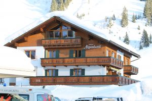 18-02-2013 KONINKLIJK HUIS: KONINKLIJKE FAMILIE IN LECH VOOR WINTERSPORT VAKANTIE.
Lech - In het Oostenrijkse Lech was maandagochtend om 10 uur het fotomoment van de koninklijke familie. Prinses Mabel en haar kinderen waren daar niet bij, maar zij is wel in Lech.
In het kerkje in Lech werd zondagavond een herdenkingsdienst gehouden voor prins Friso die vorig jaar ernstig gewond raakte toen hij onder een lawine terecht kwam. 

Hij ligt nog steeds met ernstig letsel in het ziekenhuis in Londen. Het fotomoment aan het begin van de wintersport vakantie was de laatste voor koningin Beatrix in de hoedanigheid als koningin. Daardoor was er veel meer pers aanwezig dan in voorgaande jaren.
foto: Albert den Iseger.
