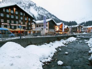           18-02-2013 KONINKLIJK HUIS: KONINKLIJKE FAMILIE IN LECH VOOR WINTERSPORT VAKANTIE.
Lech - In het Oostenrijkse Lech was maandagochtend om 10 uur het fotomoment van de koninklijke familie. Prinses Mabel en haar kinderen waren daar niet bij, maar zij is wel in Lech.
In het kerkje in Lech werd zondagavond een herdenkingsdienst gehouden voor prins Friso die vorig jaar ernstig gewond raakte toen hij onder een lawine terecht kwam. 

Hij ligt nog steeds met ernstig letsel in het ziekenhuis in Londen. Het fotomoment aan het begin van de wintersport vakantie was de laatste voor koningin Beatrix in de hoedanigheid als koningin. Daardoor was er veel meer pers aanwezig dan in voorgaande jaren.
foto: Albert den Iseger.
