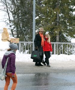 18-02-2013 KONINKLIJK HUIS: KONINKLIJKE FAMILIE IN LECH VOOR WINTERSPORT VAKANTIE.
Lech - In het Oostenrijkse Lech was maandagochtend om 10 uur het fotomoment van de koninklijke familie. Prinses Mabel en haar kinderen waren daar niet bij, maar zij is wel in Lech.
In het kerkje in Lech werd zondagavond een herdenkingsdienst gehouden voor prins Friso die vorig jaar ernstig gewond raakte toen hij onder een lawine terecht kwam. 

Hij ligt nog steeds met ernstig letsel in het ziekenhuis in Londen. Het fotomoment aan het begin van de wintersport vakantie was de laatste voor koningin Beatrix in de hoedanigheid als koningin. Daardoor was er veel meer pers aanwezig dan in voorgaande jaren.
foto: Albert den Iseger.