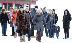 18-02-2013 KONINKLIJK HUIS: KONINKLIJKE FAMILIE IN LECH VOOR WINTERSPORT VAKANTIE.
Lech - In het Oostenrijkse Lech was maandagochtend om 10 uur het fotomoment van de koninklijke familie. Prinses Mabel en haar kinderen waren daar niet bij, maar zij is wel in Lech.
In het kerkje in Lech werd zondagavond een herdenkingsdienst gehouden voor prins Friso die vorig jaar ernstig gewond raakte toen hij onder een lawine terecht kwam. 

Hij ligt nog steeds met ernstig letsel in het ziekenhuis in Londen. Het fotomoment aan het begin van de wintersport vakantie was de laatste voor koningin Beatrix in de hoedanigheid als koningin. Daardoor was er veel meer pers aanwezig dan in voorgaande jaren.
foto: Albert den Iseger.

18-02-2013 KONINKLIJK HUIS: KONINKLIJKE FAMILIE IN LECH VOOR WINTERSPORT VAKANTIE.
Lech - In het Oostenrijkse Lech was maandagochtend om 10 uur het fotomoment van de koninklijke familie. Prinses Mabel en haar kinderen waren daar niet bij, maar zij is wel in Lech.
In het kerkje in Lech werd zondagavond een herdenkingsdienst gehouden voor prins Friso die vorig jaar ernstig gewond raakte toen hij onder een lawine terecht kwam. 

Hij ligt nog steeds met ernstig letsel in het ziekenhuis in Londen. Het fotomoment aan het begin van de wintersport vakantie was de laatste voor koningin Beatrix in de hoedanigheid als koningin. Daardoor was er veel meer pers aanwezig dan in voorgaande jaren.
foto: Albert den Iseger.
