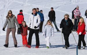 18-02-2013 KONINKLIJK HUIS: KONINKLIJKE FAMILIE IN LECH VOOR WINTERSPORT VAKANTIE.
Lech - In het Oostenrijkse Lech was maandagochtend om 10 uur het fotomoment van de koninklijke familie. Prinses Mabel en haar kinderen waren daar niet bij, maar zij is wel in Lech.
In het kerkje in Lech werd zondagavond een herdenkingsdienst gehouden voor prins Friso die vorig jaar ernstig gewond raakte toen hij onder een lawine terecht kwam. 

Hij ligt nog steeds met ernstig letsel in het ziekenhuis in Londen. Het fotomoment aan het begin van de wintersport vakantie was de laatste voor koningin Beatrix in de hoedanigheid als koningin. Daardoor was er veel meer pers aanwezig dan in voorgaande jaren.
foto: Albert den Iseger.