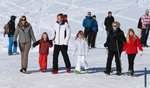 18-02-2013 KONINKLIJK HUIS: KONINKLIJKE FAMILIE IN LECH VOOR WINTERSPORT VAKANTIE.
Lech - In het Oostenrijkse Lech was maandagochtend om 10 uur het fotomoment van de koninklijke familie. Prinses Mabel en haar kinderen waren daar niet bij, maar zij is wel in Lech.
In het kerkje in Lech werd zondagavond een herdenkingsdienst gehouden voor prins Friso die vorig jaar ernstig gewond raakte toen hij onder een lawine terecht kwam. 

Hij ligt nog steeds met ernstig letsel in het ziekenhuis in Londen. Het fotomoment aan het begin van de wintersport vakantie was de laatste voor koningin Beatrix in de hoedanigheid als koningin. Daardoor was er veel meer pers aanwezig dan in voorgaande jaren.
foto: Albert den Iseger.