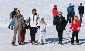 18-02-2013 KONINKLIJK HUIS: KONINKLIJKE FAMILIE IN LECH VOOR WINTERSPORT VAKANTIE.
Lech - In het Oostenrijkse Lech was maandagochtend om 10 uur het fotomoment van de koninklijke familie. Prinses Mabel en haar kinderen waren daar niet bij, maar zij is wel in Lech.
In het kerkje in Lech werd zondagavond een herdenkingsdienst gehouden voor prins Friso die vorig jaar ernstig gewond raakte toen hij onder een lawine terecht kwam. 

Hij ligt nog steeds met ernstig letsel in het ziekenhuis in Londen. Het fotomoment aan het begin van de wintersport vakantie was de laatste voor koningin Beatrix in de hoedanigheid als koningin. Daardoor was er veel meer pers aanwezig dan in voorgaande jaren.
foto: Albert den Iseger.