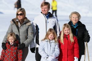 18-02-2013 KONINKLIJK HUIS: KONINKLIJKE FAMILIE IN LECH VOOR WINTERSPORT VAKANTIE.
Lech - In het Oostenrijkse Lech was maandagochtend om 10 uur het fotomoment van de koninklijke familie. Prinses Mabel en haar kinderen waren daar niet bij, maar zij is wel in Lech.
In het kerkje in Lech werd zondagavond een herdenkingsdienst gehouden voor prins Friso die vorig jaar ernstig gewond raakte toen hij onder een lawine terecht kwam. 

Hij ligt nog steeds met ernstig letsel in het ziekenhuis in Londen. Het fotomoment aan het begin van de wintersport vakantie was de laatste voor koningin Beatrix in de hoedanigheid als koningin. Daardoor was er veel meer pers aanwezig dan in voorgaande jaren.
foto: Albert den Iseger.