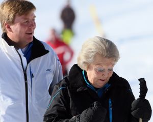 18-02-2013 KONINKLIJK HUIS: KONINKLIJKE FAMILIE IN LECH VOOR WINTERSPORT VAKANTIE.
Lech - In het Oostenrijkse Lech was maandagochtend om 10 uur het fotomoment van de koninklijke familie. Prinses Mabel en haar kinderen waren daar niet bij, maar zij is wel in Lech.
In het kerkje in Lech werd zondagavond een herdenkingsdienst gehouden voor prins Friso die vorig jaar ernstig gewond raakte toen hij onder een lawine terecht kwam. 

Hij ligt nog steeds met ernstig letsel in het ziekenhuis in Londen. Het fotomoment aan het begin van de wintersport vakantie was de laatste voor koningin Beatrix in de hoedanigheid als koningin. Daardoor was er veel meer pers aanwezig dan in voorgaande jaren.
foto: Albert den Iseger.