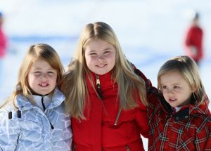 18-02-2013 KONINKLIJK HUIS: KONINKLIJKE FAMILIE IN LECH VOOR WINTERSPORT VAKANTIE.
Lech - In het Oostenrijkse Lech was maandagochtend om 10 uur het fotomoment van de koninklijke familie. Prinses Mabel en haar kinderen waren daar niet bij, maar zij is wel in Lech.
In het kerkje in Lech werd zondagavond een herdenkingsdienst gehouden voor prins Friso die vorig jaar ernstig gewond raakte toen hij onder een lawine terecht kwam. 

Hij ligt nog steeds met ernstig letsel in het ziekenhuis in Londen. Het fotomoment aan het begin van de wintersport vakantie was de laatste voor koningin Beatrix in de hoedanigheid als koningin. Daardoor was er veel meer pers aanwezig dan in voorgaande jaren.
foto: Albert den Iseger.
