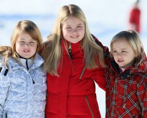 18-02-2013 KONINKLIJK HUIS: KONINKLIJKE FAMILIE IN LECH VOOR WINTERSPORT VAKANTIE.
Lech - In het Oostenrijkse Lech was maandagochtend om 10 uur het fotomoment van de koninklijke familie. Prinses Mabel en haar kinderen waren daar niet bij, maar zij is wel in Lech.
In het kerkje in Lech werd zondagavond een herdenkingsdienst gehouden voor prins Friso die vorig jaar ernstig gewond raakte toen hij onder een lawine terecht kwam. 

Hij ligt nog steeds met ernstig letsel in het ziekenhuis in Londen. Het fotomoment aan het begin van de wintersport vakantie was de laatste voor koningin Beatrix in de hoedanigheid als koningin. Daardoor was er veel meer pers aanwezig dan in voorgaande jaren.
foto: Albert den Iseger.