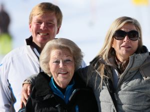 18-02-2013 KONINKLIJK HUIS: KONINKLIJKE FAMILIE IN LECH VOOR WINTERSPORT VAKANTIE.
Lech - In het Oostenrijkse Lech was maandagochtend om 10 uur het fotomoment van de koninklijke familie. Prinses Mabel en haar kinderen waren daar niet bij, maar zij is wel in Lech.
In het kerkje in Lech werd zondagavond een herdenkingsdienst gehouden voor prins Friso die vorig jaar ernstig gewond raakte toen hij onder een lawine terecht kwam. 

Hij ligt nog steeds met ernstig letsel in het ziekenhuis in Londen. Het fotomoment aan het begin van de wintersport vakantie was de laatste voor koningin Beatrix in de hoedanigheid als koningin. Daardoor was er veel meer pers aanwezig dan in voorgaande jaren.
foto: Albert den Iseger.
