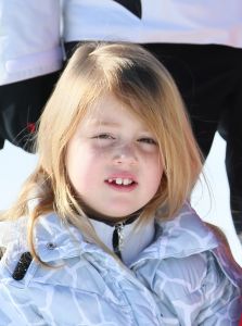 18-02-2013 KONINKLIJK HUIS: KONINKLIJKE FAMILIE IN LECH VOOR WINTERSPORT VAKANTIE.
Lech - In het Oostenrijkse Lech was maandagochtend om 10 uur het fotomoment van de koninklijke familie. Prinses Mabel en haar kinderen waren daar niet bij, maar zij is wel in Lech.
In het kerkje in Lech werd zondagavond een herdenkingsdienst gehouden voor prins Friso die vorig jaar ernstig gewond raakte toen hij onder een lawine terecht kwam. 

Hij ligt nog steeds met ernstig letsel in het ziekenhuis in Londen. Het fotomoment aan het begin van de wintersport vakantie was de laatste voor koningin Beatrix in de hoedanigheid als koningin. Daardoor was er veel meer pers aanwezig dan in voorgaande jaren.
foto: Albert den Iseger.
