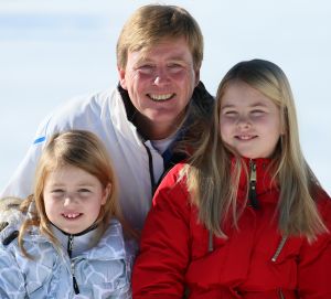 18-02-2013 KONINKLIJK HUIS: KONINKLIJKE FAMILIE IN LECH VOOR WINTERSPORT VAKANTIE.
Lech - In het Oostenrijkse Lech was maandagochtend om 10 uur het fotomoment van de koninklijke familie. Prinses Mabel en haar kinderen waren daar niet bij, maar zij is wel in Lech.
In het kerkje in Lech werd zondagavond een herdenkingsdienst gehouden voor prins Friso die vorig jaar ernstig gewond raakte toen hij onder een lawine terecht kwam. 

Hij ligt nog steeds met ernstig letsel in het ziekenhuis in Londen. Het fotomoment aan het begin van de wintersport vakantie was de laatste voor koningin Beatrix in de hoedanigheid als koningin. Daardoor was er veel meer pers aanwezig dan in voorgaande jaren.
foto: Albert den Iseger.