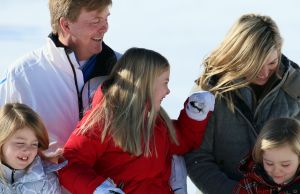 18-02-2013 KONINKLIJK HUIS: KONINKLIJKE FAMILIE IN LECH VOOR WINTERSPORT VAKANTIE.
Lech - In het Oostenrijkse Lech was maandagochtend om 10 uur het fotomoment van de koninklijke familie. Prinses Mabel en haar kinderen waren daar niet bij, maar zij is wel in Lech.
In het kerkje in Lech werd zondagavond een herdenkingsdienst gehouden voor prins Friso die vorig jaar ernstig gewond raakte toen hij onder een lawine terecht kwam. 

Hij ligt nog steeds met ernstig letsel in het ziekenhuis in Londen. Het fotomoment aan het begin van de wintersport vakantie was de laatste voor koningin Beatrix in de hoedanigheid als koningin. Daardoor was er veel meer pers aanwezig dan in voorgaande jaren.
foto: Albert den Iseger.
