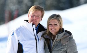 18-02-2013 KONINKLIJK HUIS: KONINKLIJKE FAMILIE IN LECH VOOR WINTERSPORT VAKANTIE.
Lech - In het Oostenrijkse Lech was maandagochtend om 10 uur het fotomoment van de koninklijke familie. Prinses Mabel en haar kinderen waren daar niet bij, maar zij is wel in Lech.
In het kerkje in Lech werd zondagavond een herdenkingsdienst gehouden voor prins Friso die vorig jaar ernstig gewond raakte toen hij onder een lawine terecht kwam. 

Hij ligt nog steeds met ernstig letsel in het ziekenhuis in Londen. Het fotomoment aan het begin van de wintersport vakantie was de laatste voor koningin Beatrix in de hoedanigheid als koningin. Daardoor was er veel meer pers aanwezig dan in voorgaande jaren.
foto: Albert den Iseger.