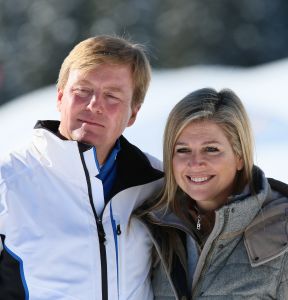 18-02-2013 KONINKLIJK HUIS: KONINKLIJKE FAMILIE IN LECH VOOR WINTERSPORT VAKANTIE.
Lech - In het Oostenrijkse Lech was maandagochtend om 10 uur het fotomoment van de koninklijke familie. Prinses Mabel en haar kinderen waren daar niet bij, maar zij is wel in Lech.
In het kerkje in Lech werd zondagavond een herdenkingsdienst gehouden voor prins Friso die vorig jaar ernstig gewond raakte toen hij onder een lawine terecht kwam. 

Hij ligt nog steeds met ernstig letsel in het ziekenhuis in Londen. Het fotomoment aan het begin van de wintersport vakantie was de laatste voor koningin Beatrix in de hoedanigheid als koningin. Daardoor was er veel meer pers aanwezig dan in voorgaande jaren.
foto: Albert den Iseger.