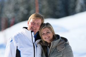 18-02-2013 KONINKLIJK HUIS: KONINKLIJKE FAMILIE IN LECH VOOR WINTERSPORT VAKANTIE.
Lech - In het Oostenrijkse Lech was maandagochtend om 10 uur het fotomoment van de koninklijke familie. Prinses Mabel en haar kinderen waren daar niet bij, maar zij is wel in Lech.
In het kerkje in Lech werd zondagavond een herdenkingsdienst gehouden voor prins Friso die vorig jaar ernstig gewond raakte toen hij onder een lawine terecht kwam. 

Hij ligt nog steeds met ernstig letsel in het ziekenhuis in Londen. Het fotomoment aan het begin van de wintersport vakantie was de laatste voor koningin Beatrix in de hoedanigheid als koningin. Daardoor was er veel meer pers aanwezig dan in voorgaande jaren.
foto: Albert den Iseger.