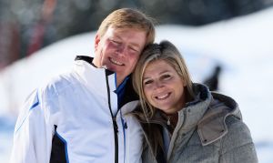 18-02-2013 KONINKLIJK HUIS: KONINKLIJKE FAMILIE IN LECH VOOR WINTERSPORT VAKANTIE.
Lech - In het Oostenrijkse Lech was maandagochtend om 10 uur het fotomoment van de koninklijke familie. Prinses Mabel en haar kinderen waren daar niet bij, maar zij is wel in Lech.
In het kerkje in Lech werd zondagavond een herdenkingsdienst gehouden voor prins Friso die vorig jaar ernstig gewond raakte toen hij onder een lawine terecht kwam. 

Hij ligt nog steeds met ernstig letsel in het ziekenhuis in Londen. Het fotomoment aan het begin van de wintersport vakantie was de laatste voor koningin Beatrix in de hoedanigheid als koningin. Daardoor was er veel meer pers aanwezig dan in voorgaande jaren.
foto: Albert den Iseger.