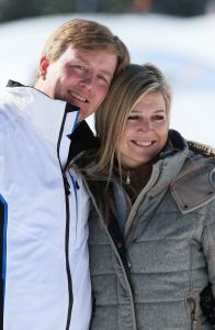 18-02-2013 KONINKLIJK HUIS: KONINKLIJKE FAMILIE IN LECH VOOR WINTERSPORT VAKANTIE.
Lech - In het Oostenrijkse Lech was maandagochtend om 10 uur het fotomoment van de koninklijke familie. Prinses Mabel en haar kinderen waren daar niet bij, maar zij is wel in Lech.
In het kerkje in Lech werd zondagavond een herdenkingsdienst gehouden voor prins Friso die vorig jaar ernstig gewond raakte toen hij onder een lawine terecht kwam. 

Hij ligt nog steeds met ernstig letsel in het ziekenhuis in Londen. Het fotomoment aan het begin van de wintersport vakantie was de laatste voor koningin Beatrix in de hoedanigheid als koningin. Daardoor was er veel meer pers aanwezig dan in voorgaande jaren.
foto: Albert den Iseger.