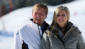18-02-2013 KONINKLIJK HUIS: KONINKLIJKE FAMILIE IN LECH VOOR WINTERSPORT VAKANTIE.
Lech - In het Oostenrijkse Lech was maandagochtend om 10 uur het fotomoment van de koninklijke familie. Prinses Mabel en haar kinderen waren daar niet bij, maar zij is wel in Lech.
In het kerkje in Lech werd zondagavond een herdenkingsdienst gehouden voor prins Friso die vorig jaar ernstig gewond raakte toen hij onder een lawine terecht kwam. 

Hij ligt nog steeds met ernstig letsel in het ziekenhuis in Londen. Het fotomoment aan het begin van de wintersport vakantie was de laatste voor koningin Beatrix in de hoedanigheid als koningin. Daardoor was er veel meer pers aanwezig dan in voorgaande jaren.
foto: Albert den Iseger.