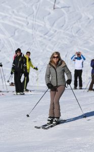 18-02-2013 KONINKLIJK HUIS: KONINKLIJKE FAMILIE IN LECH VOOR WINTERSPORT VAKANTIE.
Lech - In het Oostenrijkse Lech was maandagochtend om 10 uur het fotomoment van de koninklijke familie. Prinses Mabel en haar kinderen waren daar niet bij, maar zij is wel in Lech.
In het kerkje in Lech werd zondagavond een herdenkingsdienst gehouden voor prins Friso die vorig jaar ernstig gewond raakte toen hij onder een lawine terecht kwam. 

Hij ligt nog steeds met ernstig letsel in het ziekenhuis in Londen. Het fotomoment aan het begin van de wintersport vakantie was de laatste voor koningin Beatrix in de hoedanigheid als koningin. Daardoor was er veel meer pers aanwezig dan in voorgaande jaren.
foto: Albert den Iseger.