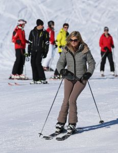 18-02-2013 KONINKLIJK HUIS: KONINKLIJKE FAMILIE IN LECH VOOR WINTERSPORT VAKANTIE.
Lech - In het Oostenrijkse Lech was maandagochtend om 10 uur het fotomoment van de koninklijke familie. Prinses Mabel en haar kinderen waren daar niet bij, maar zij is wel in Lech.
In het kerkje in Lech werd zondagavond een herdenkingsdienst gehouden voor prins Friso die vorig jaar ernstig gewond raakte toen hij onder een lawine terecht kwam. 

Hij ligt nog steeds met ernstig letsel in het ziekenhuis in Londen. Het fotomoment aan het begin van de wintersport vakantie was de laatste voor koningin Beatrix in de hoedanigheid als koningin. Daardoor was er veel meer pers aanwezig dan in voorgaande jaren.
foto: Albert den Iseger.