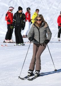 18-02-2013 KONINKLIJK HUIS: KONINKLIJKE FAMILIE IN LECH VOOR WINTERSPORT VAKANTIE.
Lech - In het Oostenrijkse Lech was maandagochtend om 10 uur het fotomoment van de koninklijke familie. Prinses Mabel en haar kinderen waren daar niet bij, maar zij is wel in Lech.
In het kerkje in Lech werd zondagavond een herdenkingsdienst gehouden voor prins Friso die vorig jaar ernstig gewond raakte toen hij onder een lawine terecht kwam. 

Hij ligt nog steeds met ernstig letsel in het ziekenhuis in Londen. Het fotomoment aan het begin van de wintersport vakantie was de laatste voor koningin Beatrix in de hoedanigheid als koningin. Daardoor was er veel meer pers aanwezig dan in voorgaande jaren.
foto: Albert den Iseger.