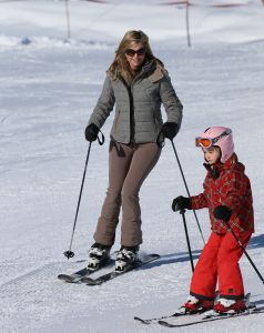 18-02-2013 KONINKLIJK HUIS: KONINKLIJKE FAMILIE IN LECH VOOR WINTERSPORT VAKANTIE.
Lech - In het Oostenrijkse Lech was maandagochtend om 10 uur het fotomoment van de koninklijke familie. Prinses Mabel en haar kinderen waren daar niet bij, maar zij is wel in Lech.
In het kerkje in Lech werd zondagavond een herdenkingsdienst gehouden voor prins Friso die vorig jaar ernstig gewond raakte toen hij onder een lawine terecht kwam. 

Hij ligt nog steeds met ernstig letsel in het ziekenhuis in Londen. Het fotomoment aan het begin van de wintersport vakantie was de laatste voor koningin Beatrix in de hoedanigheid als koningin. Daardoor was er veel meer pers aanwezig dan in voorgaande jaren.
foto: Albert den Iseger.