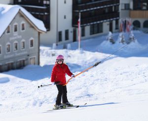 18-02-2013 KONINKLIJK HUIS: KONINKLIJKE FAMILIE IN LECH VOOR WINTERSPORT VAKANTIE.
Lech - In het Oostenrijkse Lech was maandagochtend om 10 uur het fotomoment van de koninklijke familie. Prinses Mabel en haar kinderen waren daar niet bij, maar zij is wel in Lech.
In het kerkje in Lech werd zondagavond een herdenkingsdienst gehouden voor prins Friso die vorig jaar ernstig gewond raakte toen hij onder een lawine terecht kwam. 

Hij ligt nog steeds met ernstig letsel in het ziekenhuis in Londen. Het fotomoment aan het begin van de wintersport vakantie was de laatste voor koningin Beatrix in de hoedanigheid als koningin. Daardoor was er veel meer pers aanwezig dan in voorgaande jaren.
foto: Albert den Iseger.
