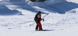 18-02-2013 KONINKLIJK HUIS: KONINKLIJKE FAMILIE IN LECH VOOR WINTERSPORT VAKANTIE.
Lech - In het Oostenrijkse Lech was maandagochtend om 10 uur het fotomoment van de koninklijke familie. Prinses Mabel en haar kinderen waren daar niet bij, maar zij is wel in Lech.
In het kerkje in Lech werd zondagavond een herdenkingsdienst gehouden voor prins Friso die vorig jaar ernstig gewond raakte toen hij onder een lawine terecht kwam. 

Hij ligt nog steeds met ernstig letsel in het ziekenhuis in Londen. Het fotomoment aan het begin van de wintersport vakantie was de laatste voor koningin Beatrix in de hoedanigheid als koningin. Daardoor was er veel meer pers aanwezig dan in voorgaande jaren.
foto: Albert den Iseger.