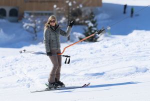 18-02-2013 KONINKLIJK HUIS: KONINKLIJKE FAMILIE IN LECH VOOR WINTERSPORT VAKANTIE.
Lech - In het Oostenrijkse Lech was maandagochtend om 10 uur het fotomoment van de koninklijke familie. Prinses Mabel en haar kinderen waren daar niet bij, maar zij is wel in Lech.
In het kerkje in Lech werd zondagavond een herdenkingsdienst gehouden voor prins Friso die vorig jaar ernstig gewond raakte toen hij onder een lawine terecht kwam. 

Hij ligt nog steeds met ernstig letsel in het ziekenhuis in Londen. Het fotomoment aan het begin van de wintersport vakantie was de laatste voor koningin Beatrix in de hoedanigheid als koningin. Daardoor was er veel meer pers aanwezig dan in voorgaande jaren.
foto: Albert den Iseger.