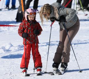 18-02-2013 KONINKLIJK HUIS: KONINKLIJKE FAMILIE IN LECH VOOR WINTERSPORT VAKANTIE.
Lech - In het Oostenrijkse Lech was maandagochtend om 10 uur het fotomoment van de koninklijke familie. Prinses Mabel en haar kinderen waren daar niet bij, maar zij is wel in Lech.
In het kerkje in Lech werd zondagavond een herdenkingsdienst gehouden voor prins Friso die vorig jaar ernstig gewond raakte toen hij onder een lawine terecht kwam. 

Hij ligt nog steeds met ernstig letsel in het ziekenhuis in Londen. Het fotomoment aan het begin van de wintersport vakantie was de laatste voor koningin Beatrix in de hoedanigheid als koningin. Daardoor was er veel meer pers aanwezig dan in voorgaande jaren.
foto: Albert den Iseger.