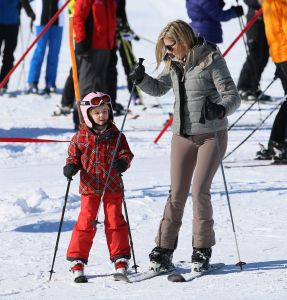 18-02-2013 KONINKLIJK HUIS: KONINKLIJKE FAMILIE IN LECH VOOR WINTERSPORT VAKANTIE.
Lech - In het Oostenrijkse Lech was maandagochtend om 10 uur het fotomoment van de koninklijke familie. Prinses Mabel en haar kinderen waren daar niet bij, maar zij is wel in Lech.
In het kerkje in Lech werd zondagavond een herdenkingsdienst gehouden voor prins Friso die vorig jaar ernstig gewond raakte toen hij onder een lawine terecht kwam. 

Hij ligt nog steeds met ernstig letsel in het ziekenhuis in Londen. Het fotomoment aan het begin van de wintersport vakantie was de laatste voor koningin Beatrix in de hoedanigheid als koningin. Daardoor was er veel meer pers aanwezig dan in voorgaande jaren.
foto: Albert den Iseger.