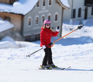 18-02-2013 KONINKLIJK HUIS: KONINKLIJKE FAMILIE IN LECH VOOR WINTERSPORT VAKANTIE.
Lech - In het Oostenrijkse Lech was maandagochtend om 10 uur het fotomoment van de koninklijke familie. Prinses Mabel en haar kinderen waren daar niet bij, maar zij is wel in Lech.
In het kerkje in Lech werd zondagavond een herdenkingsdienst gehouden voor prins Friso die vorig jaar ernstig gewond raakte toen hij onder een lawine terecht kwam. 

Hij ligt nog steeds met ernstig letsel in het ziekenhuis in Londen. Het fotomoment aan het begin van de wintersport vakantie was de laatste voor koningin Beatrix in de hoedanigheid als koningin. Daardoor was er veel meer pers aanwezig dan in voorgaande jaren.
foto: Albert den Iseger.