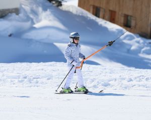 18-02-2013 KONINKLIJK HUIS: KONINKLIJKE FAMILIE IN LECH VOOR WINTERSPORT VAKANTIE.
Lech - In het Oostenrijkse Lech was maandagochtend om 10 uur het fotomoment van de koninklijke familie. Prinses Mabel en haar kinderen waren daar niet bij, maar zij is wel in Lech.
In het kerkje in Lech werd zondagavond een herdenkingsdienst gehouden voor prins Friso die vorig jaar ernstig gewond raakte toen hij onder een lawine terecht kwam. 

Hij ligt nog steeds met ernstig letsel in het ziekenhuis in Londen. Het fotomoment aan het begin van de wintersport vakantie was de laatste voor koningin Beatrix in de hoedanigheid als koningin. Daardoor was er veel meer pers aanwezig dan in voorgaande jaren.
foto: Albert den Iseger.