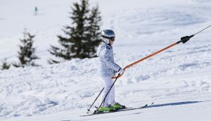 18-02-2013 KONINKLIJK HUIS: KONINKLIJKE FAMILIE IN LECH VOOR WINTERSPORT VAKANTIE.
Lech - In het Oostenrijkse Lech was maandagochtend om 10 uur het fotomoment van de koninklijke familie. Prinses Mabel en haar kinderen waren daar niet bij, maar zij is wel in Lech.
In het kerkje in Lech werd zondagavond een herdenkingsdienst gehouden voor prins Friso die vorig jaar ernstig gewond raakte toen hij onder een lawine terecht kwam. 

Hij ligt nog steeds met ernstig letsel in het ziekenhuis in Londen. Het fotomoment aan het begin van de wintersport vakantie was de laatste voor koningin Beatrix in de hoedanigheid als koningin. Daardoor was er veel meer pers aanwezig dan in voorgaande jaren.
foto: Albert den Iseger.